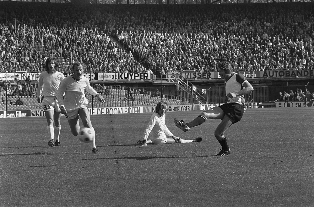 Feyenoord tegen FC Utrecht 5-0, Olsen scoort 2-0 verder van links af Hielshorst, Van Maurik en Adriaanse. Foto: Bert Verhoeff / Anefo, Nationaal Archief (CC0).