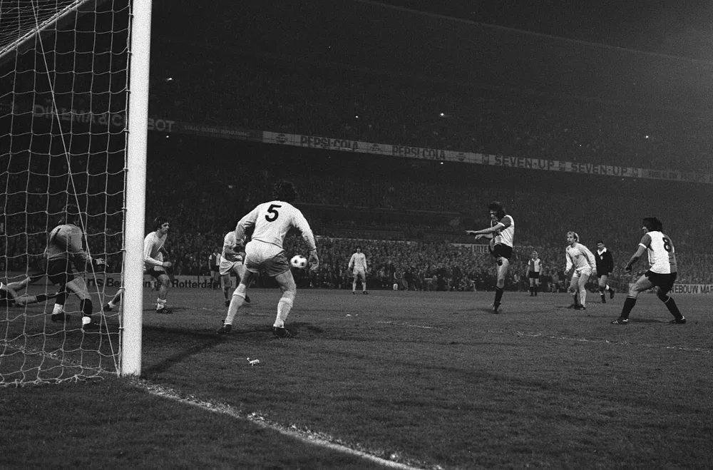 Feyenoord tegen Stuttgart 2-1 (halve finale UEFA), Schoenmaker (rechts) scoort tweede doelpunt. Foto: Bert Verhoeff / Anefo, Nationaal Archief (CC0).