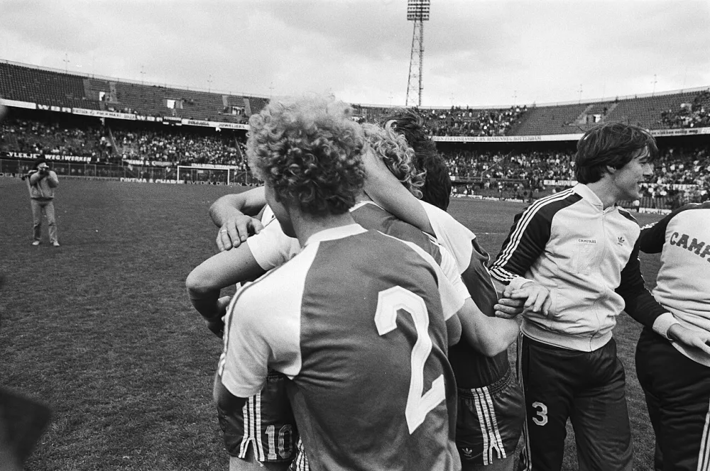 Feyenoord tegen AZ67 1-5, AZ-kampioen, vreugde bij AZ. Foto: Rob C. Croes / Anefo, Nationaal Archief (CC0).