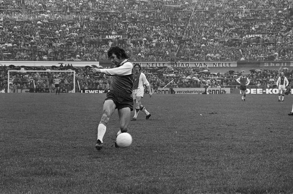 Ajax tegen Feyenoord 0-1, Van Hanegem scoort het Feyenoord doelpunt. Foto: Hans Peters / Anefo, Nationaal Archief (CC0).