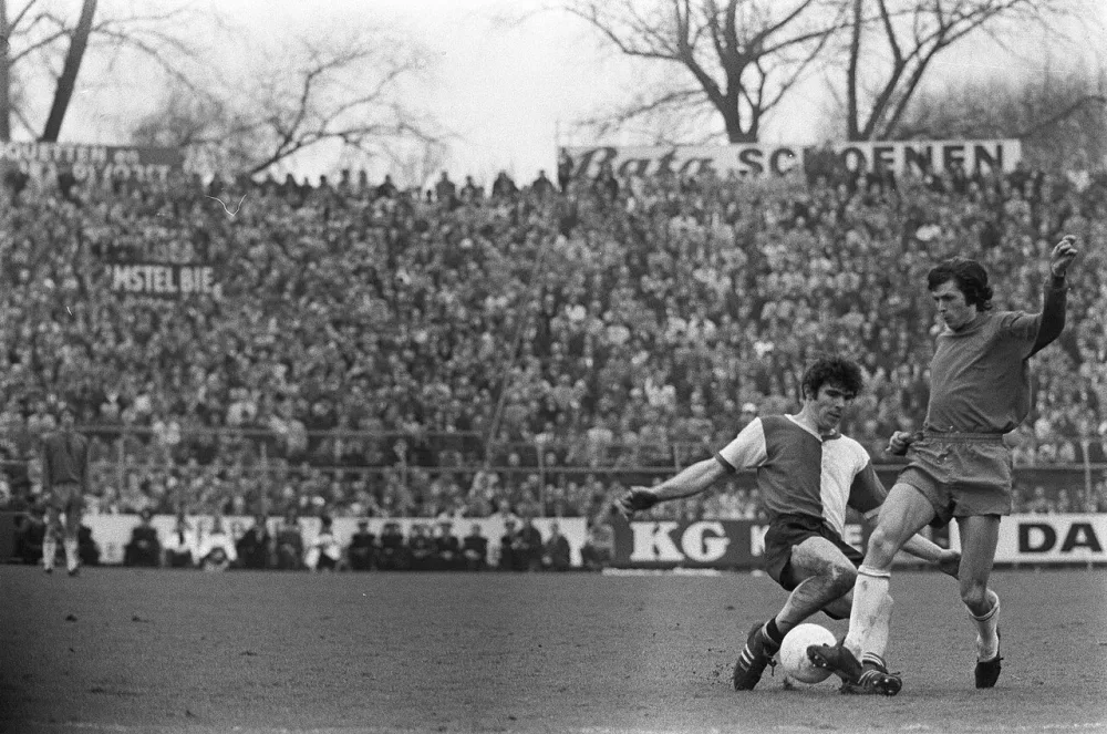 Ruud Krol, ajax, blokkeert Willem vam Hanegem, feyenoord. Foto: fotograaf onbekend / Anefo, Nationaal Archief (CC0).