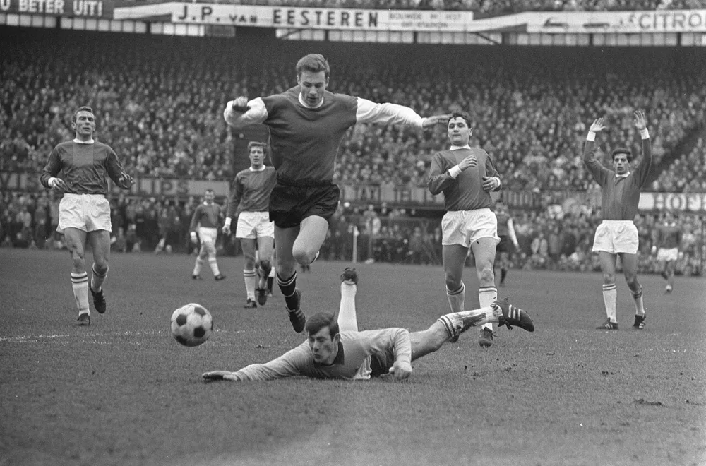 Feijenoord tegen ADO 1-1 Kindvall in duel met keeper Thie. Foto: Jac. de Nijs / Anefo, Nationaal Archief (CC0).