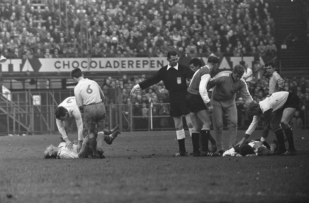 Feyenoord tegen Sittardia 2-1, Kreijermaat op de grond na botsing met een Sittardiaspeler. Foto: Eric Koch / Anefo, Nationaal Archief (CC0).