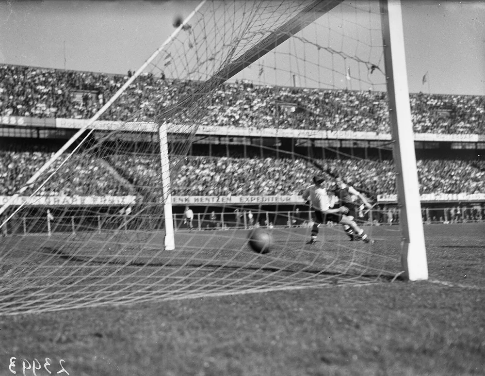 Feyenoord tegen Sparta 3-2. Eerste doelpunt van Feyenoord. Foto: J.D. Noske / Anefo, Nationaal Archief (CC0).