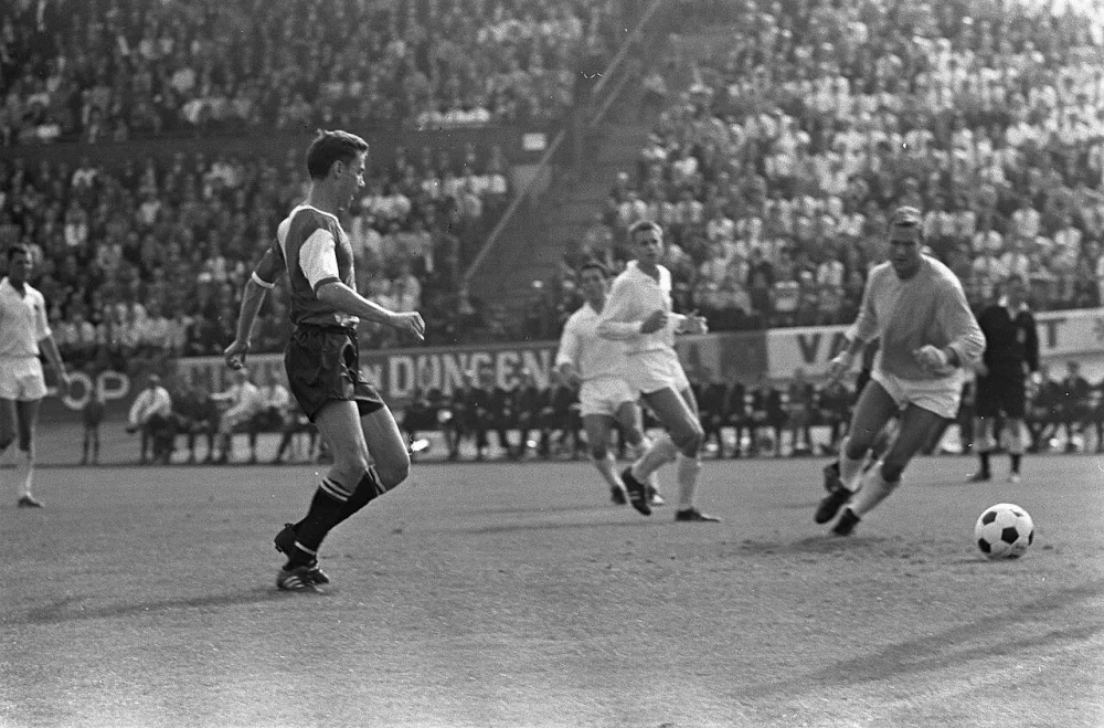 NEC tegen Feyenoord 0-5. Kindvall scoort 2-0 (rechts) keeper De Bree heeft het nakijken. Foto: Jac. de Nijs / Anefo, Nationaal Archief (CC0).