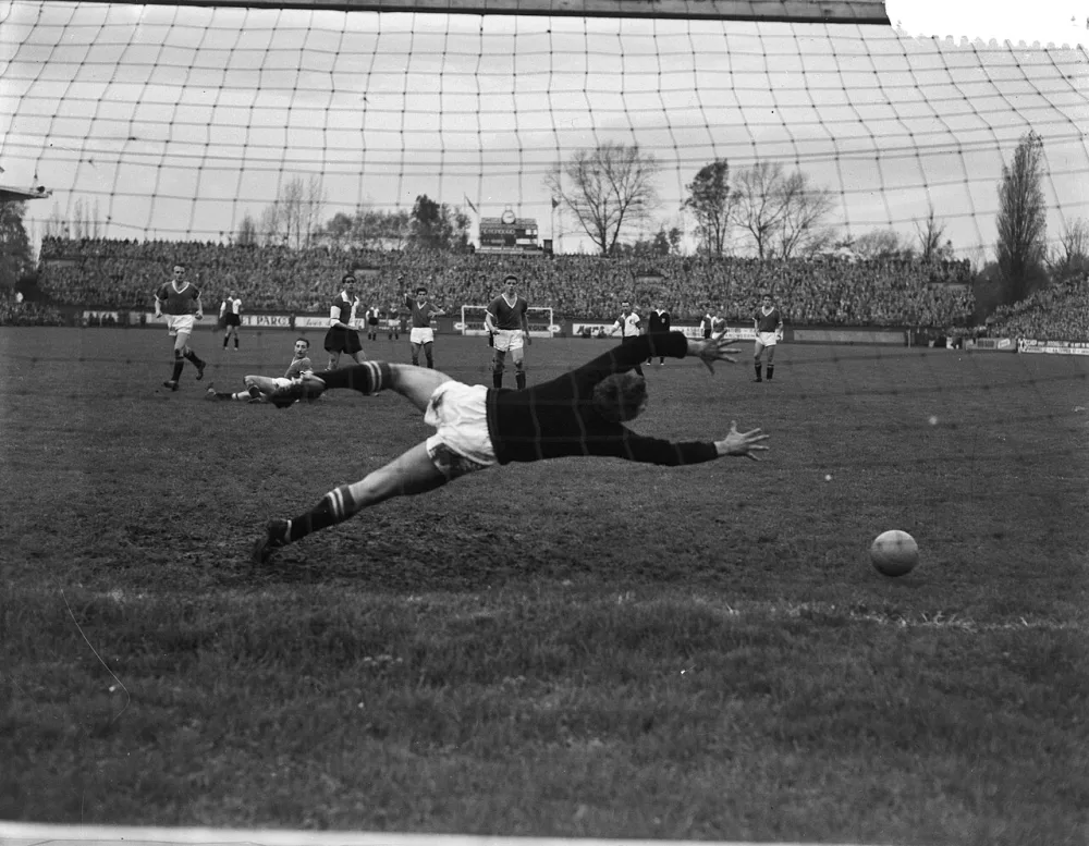 Ajax tegen Feyenoord 3-1, Cor Van der Gijp scoort het tegenpunt. Foto: Joop van Bilsen / Anefo, Nationaal Archief (CC0).