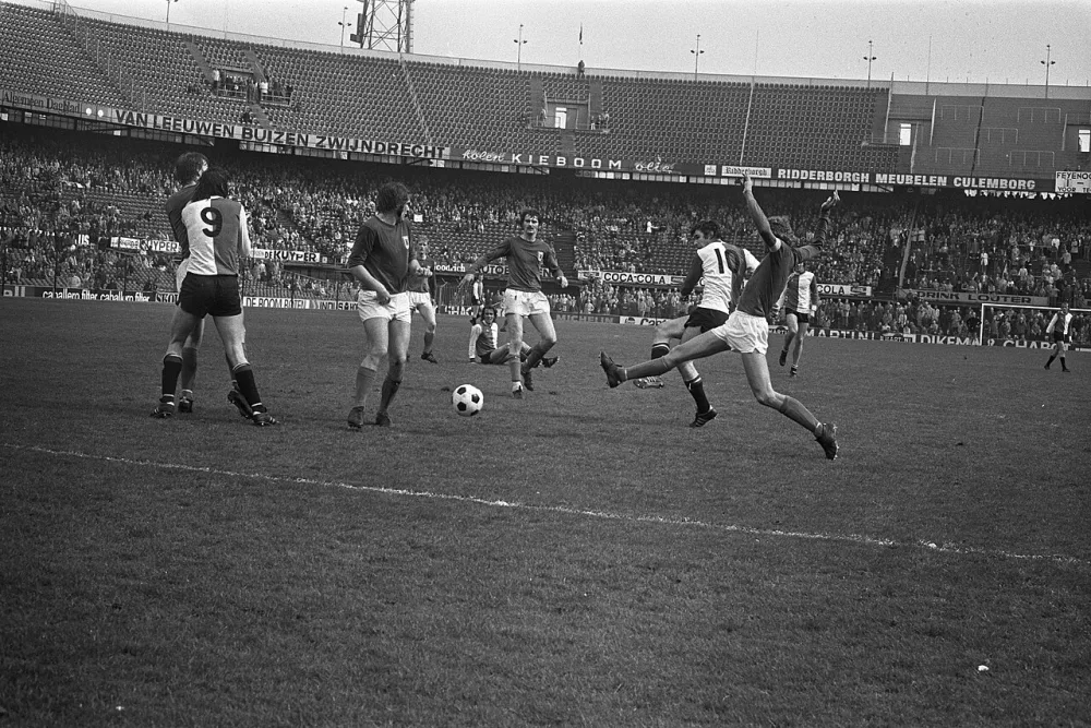 Feyenoord tegen AZ67 2-1, Van Hanegem scoort tweede doelpunt. Foto: Bert Verhoeff / Anefo, Nationaal Archief (CC0).