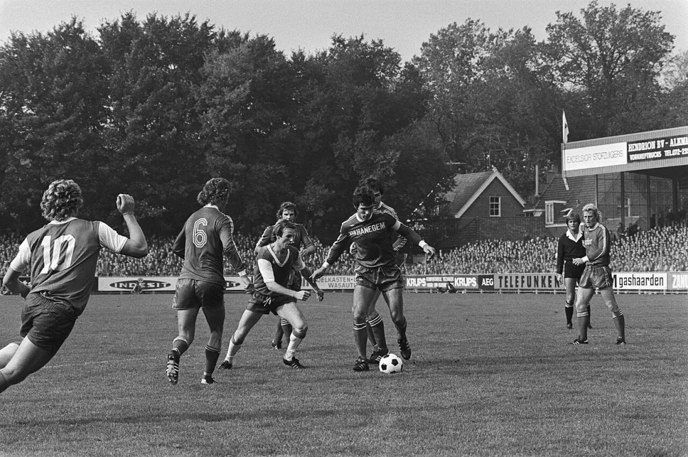 AZ 67 tegen Feijenoord; Van Hanegem in actie, aangevallen door Vreijsen. Foto: Bert Verhoeff / Anefo, Nationaal Archief (CC0).