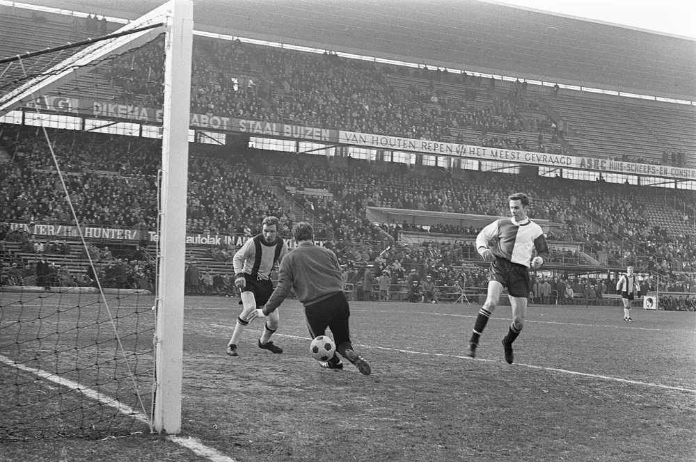 Feyenoord tegen DOS 6-0. Kindvall scoort vierde Feyenoord-doelpunt. Foto: Bert Verhoeff / Anefo, Nationaal Archief (CC0).