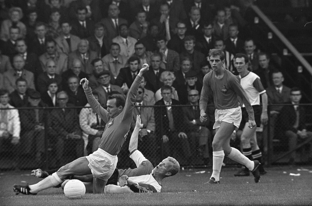 Telstar tegen Feyenoord 1-2. Clement (T) in duel met Romeijn. Foto: Ron Kroon / Anefo, Nationaal Archief (CC0).