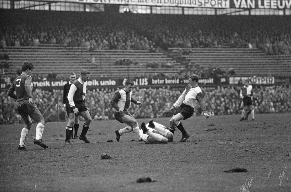 Feyenoord tegen Elinkwijk 4-0, aanval Feyenoord, v.l.n.r. Verkaik, Bild, Sulzle, keeper Stap en Jansen (F). Foto: Jac. de Nijs / Anefo, Nationaal Archief (CC0).
