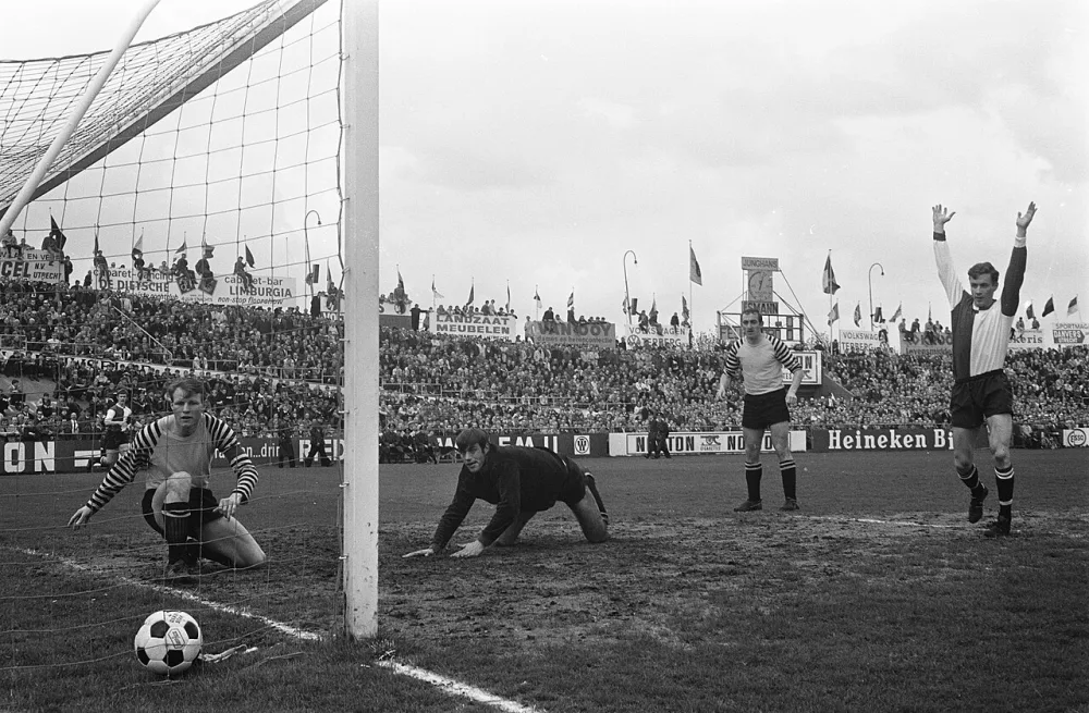 DOS tegen Feijenoord 3-0 Kindvall (rechts) scoort 1e doelpunt. Foto: Eric Koch / Anefo, Nationaal Archief (CC0).