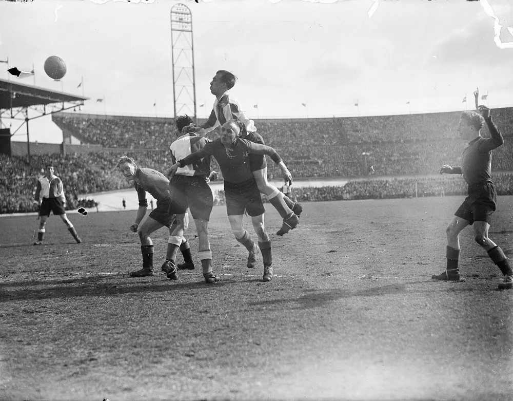 EDO tegen Feyenoord 2-1. Aanval van Feyenoord (Arie de Vroet?). Foto: J.D. Noske / Anefo, Nationaal Archief (CC0).