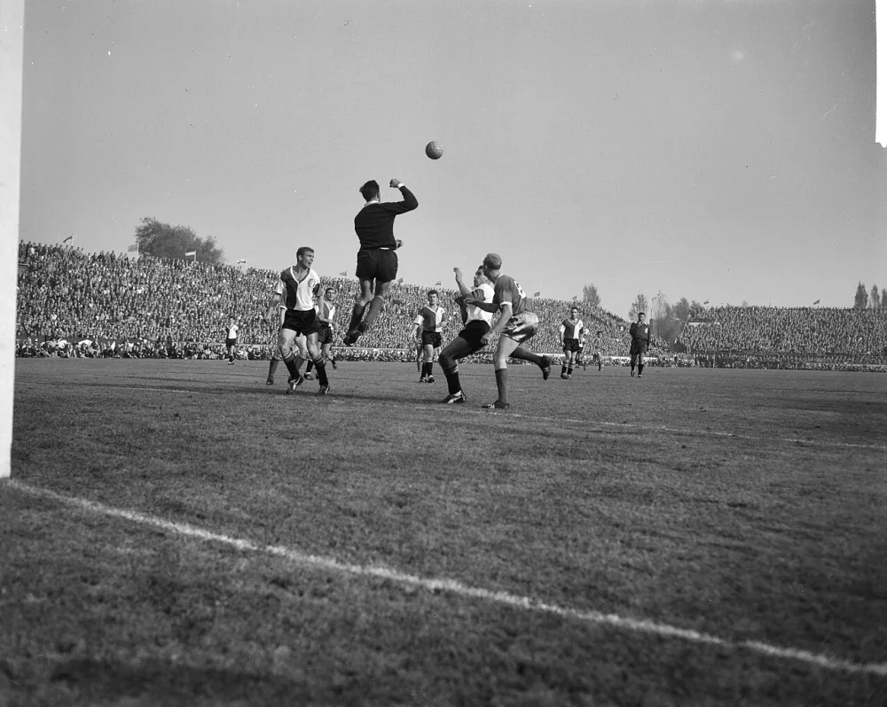 Ajax tegen Feyenoord 1-3. Spelmoment. Foto: Joop van Bilsen / Anefo, Nationaal Archief (CC0).