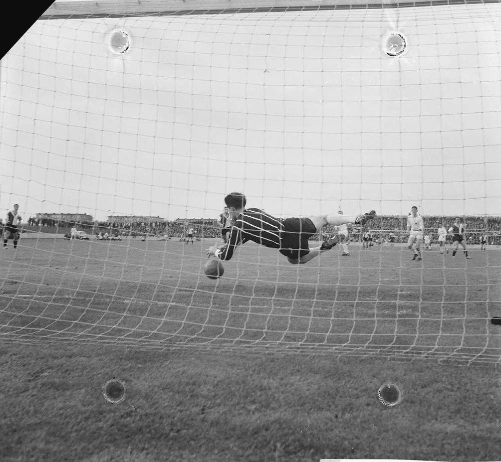 MVV tegen Feyenoord 0-0. Frans Körver (doelman MVV) stopt een bal. Foto: Eric Koch / Anefo, Nationaal Archief (CC0).