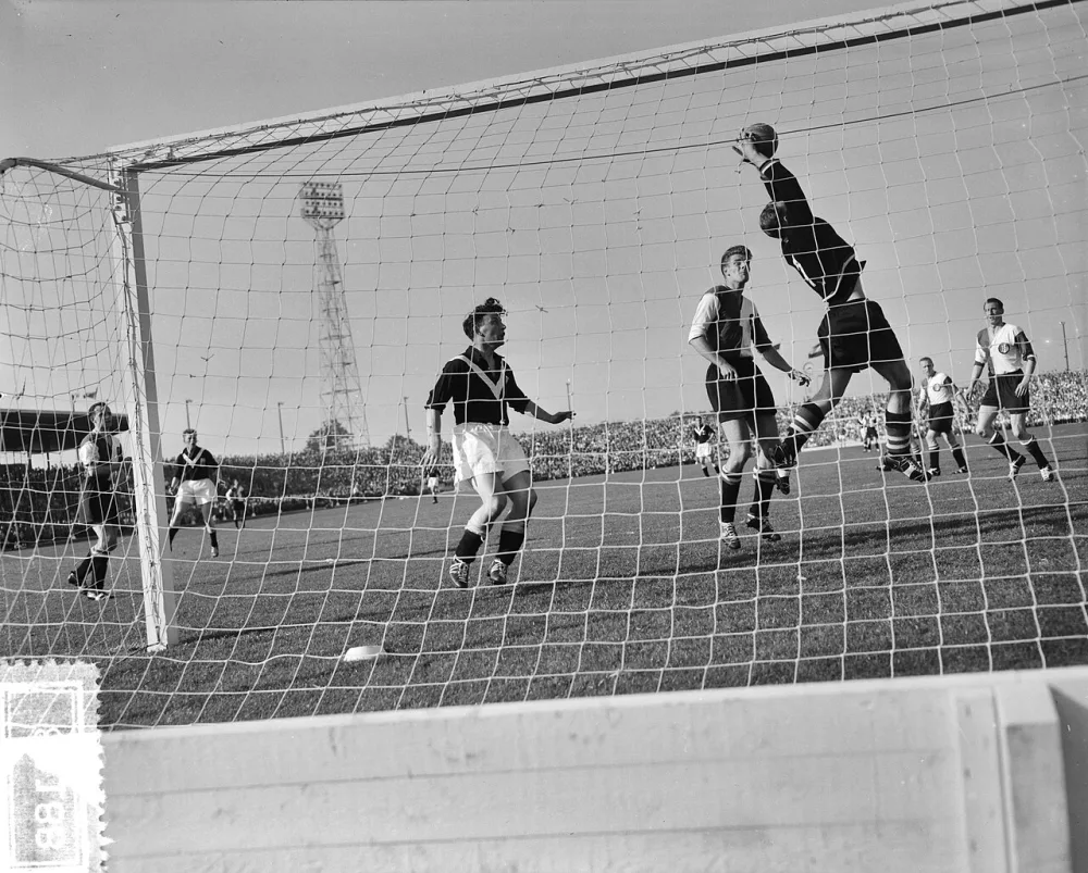 Enschede tegen Feijenoord 2-3 (links Abe Lenstra ). Foto: J.D. Noske / Anefo, Nationaal Archief (CC0).