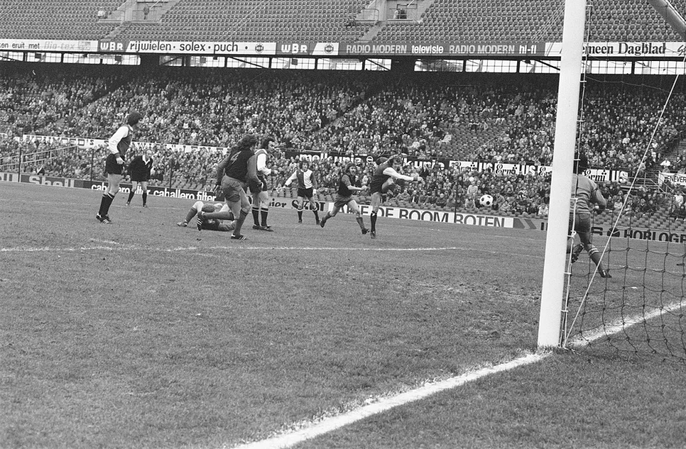 Feyenoord tegen Excelsior 2-1, Theo de Jong (Feyenoord) scoort 1-1. Foto: Hans Peters / Anefo, Nationaal Archief (CC0).