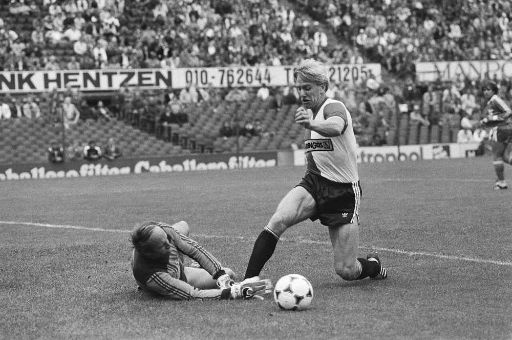 Duel met AZ-keeper Eddie Treijtel tijdens de wedstrijd Feyenoord tegen AZ'67, 3-2. Foto: Marcel Antonisse / Anefo, Nationaal Archief (CC0).