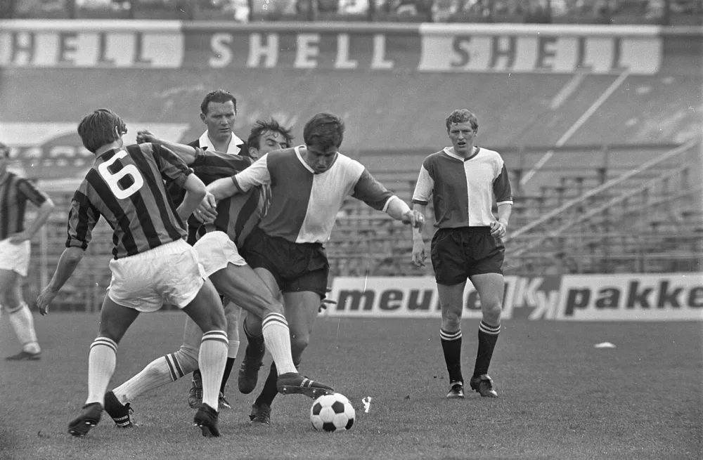 DWS tegen Feyenoord 1-2. Waayenberg, Burgers, Israel in gevecht om de bal. Foto: Ron Kroon / Anefo, Nationaal Archief (CC0).