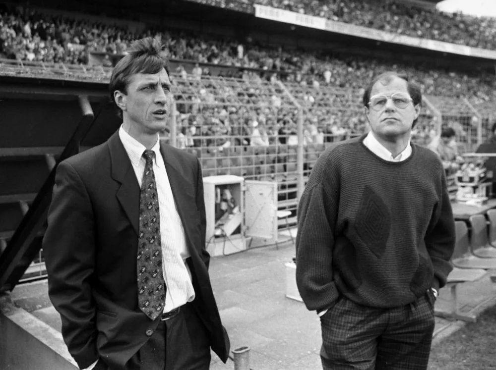 Feyenood-Ajax 2-3. Johan Cruyff (technisch directeur Ajax) (l) en Feyenoord trainer Israel voor de wedstrijd. Foto: fotograaf onbekend / Anefo, Nationaal Archief (CC BY-SA 3.0 nl).