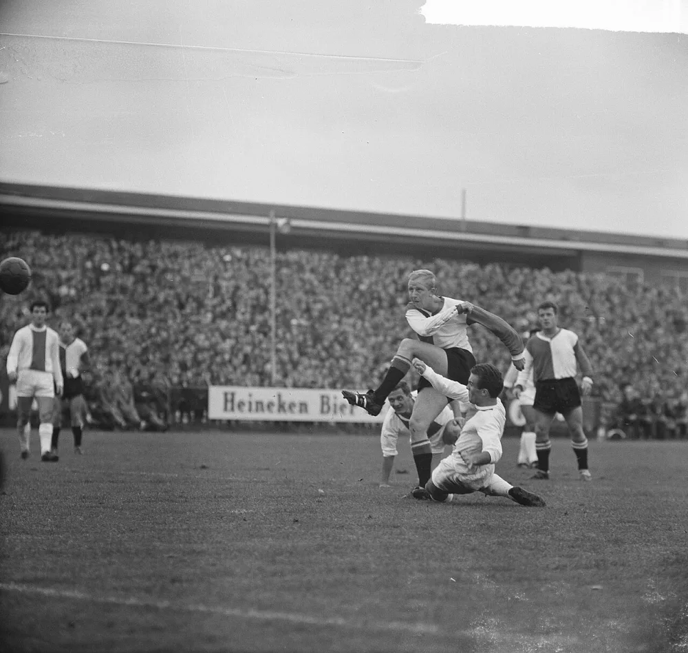 Hilversum tegen Feyenoord. Henk Groot in duel. Foto: Jac. de Nijs / Anefo, Nationaal Archief (CC0).