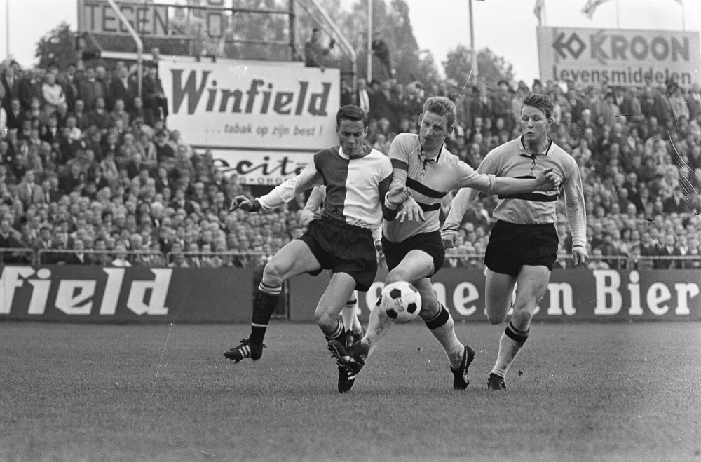 Ove Kindvall (Feyenoord) in duel met DOS spelers Veenstra (midden) en de Weerd (rechts). Foto: fotograaf onbekend / Anefo, Nationaal Archief (CC0).