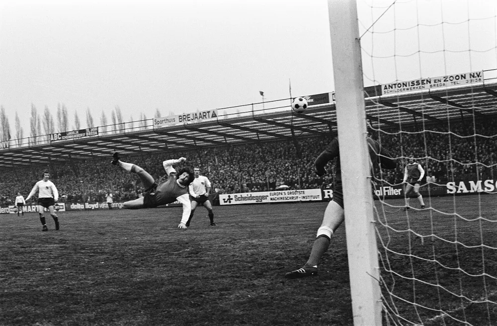 NAC tegen Feyenoord 1-5, spelmomenten. Foto: Rob Mieremet / Anefo, Nationaal Archief (CC0).