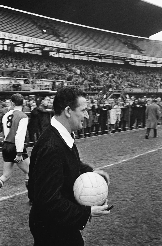 Feyenoord tegen Enschede 3-1. Scheidsrechter Leo Horn. Foto: Winfried Walta / Anefo, Nationaal Archief (CC0).