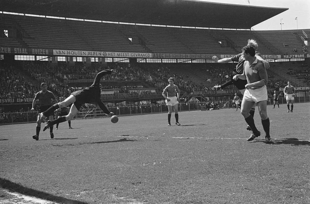 Feijenoord tegen Fortuna 54 , doelman Vogels (Fortuna) stopt kopbal van Kruiver (rechts). Foto: Eric Koch / Anefo, Nationaal Archief (CC0).