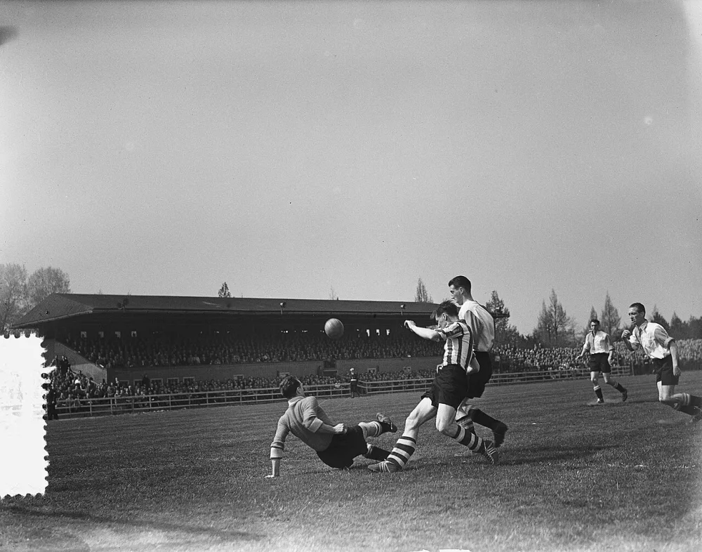 Voetbal Eindhoven tegen Feyenoord 1-1. Spelmoment. Foto: J.D. Noske / Anefo, Nationaal Archief (CC0).