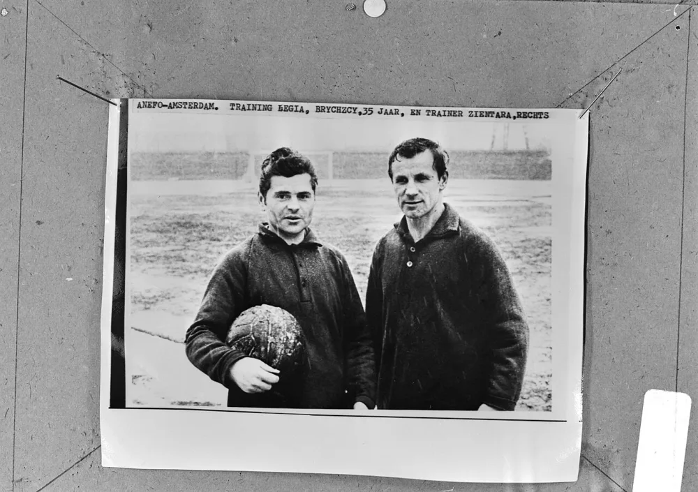 Feyenoord-elftal in Warschau (Polen). Legia Warschau spelers : links Bruchzy en rechts trainer Zientara. Foto: Joost Evers / Anefo, Nationaal Archief (CC0).