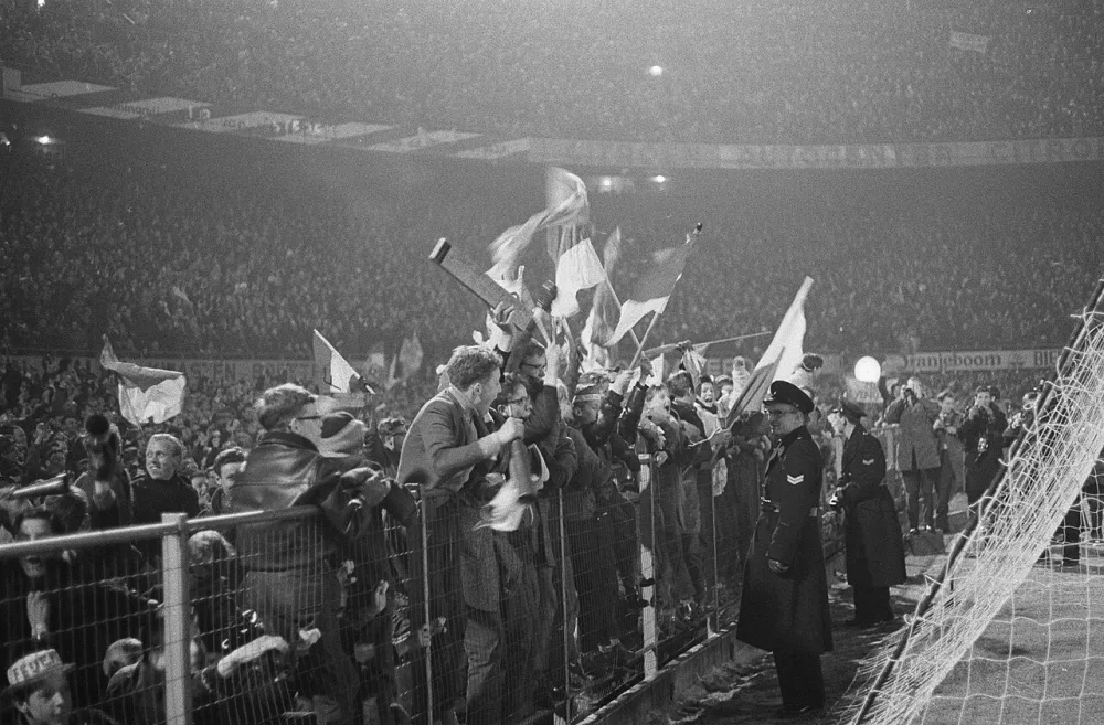 Europa Cup 1. Feyenoord tegen Reims 1-1. 26. Spelmoment, 27, 28, 29 supporters. Foto: Harry Pot / Anefo, Nationaal Archief (CC0).