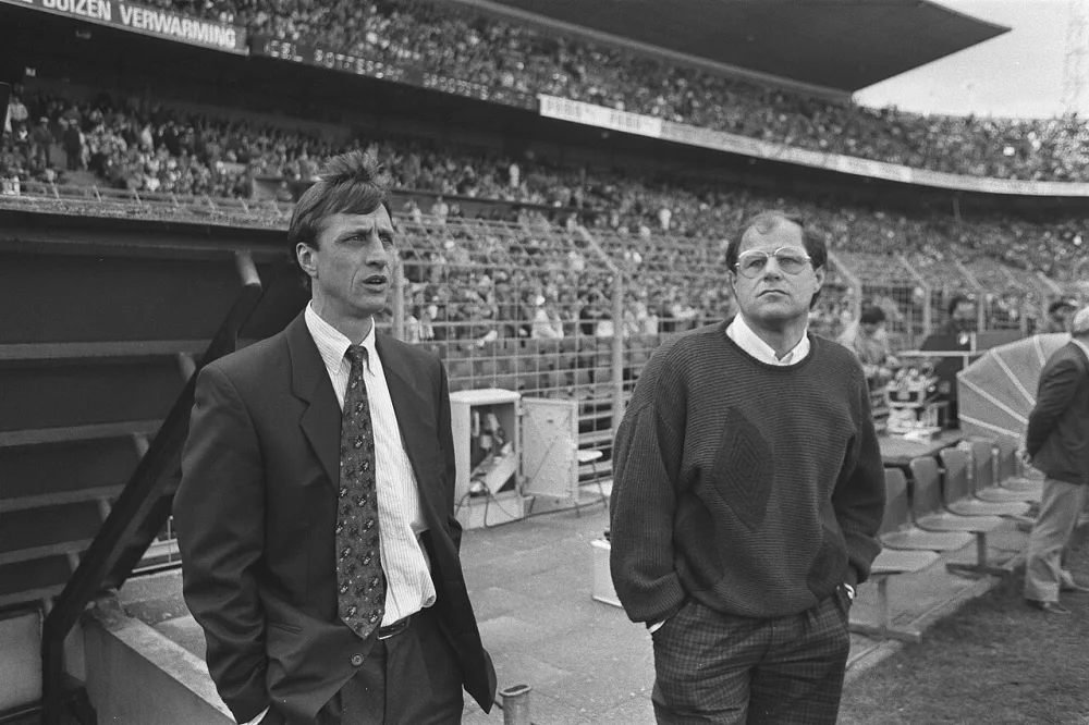 JFeyenood-Ajax 2-3. Johan Cruijff (technisch directeur Ajax) (l) en Feyenoord trainer Israel voor de wedstrijd. Foto: Bart Molendijk / Anefo, Nationaal Archief (CC0).