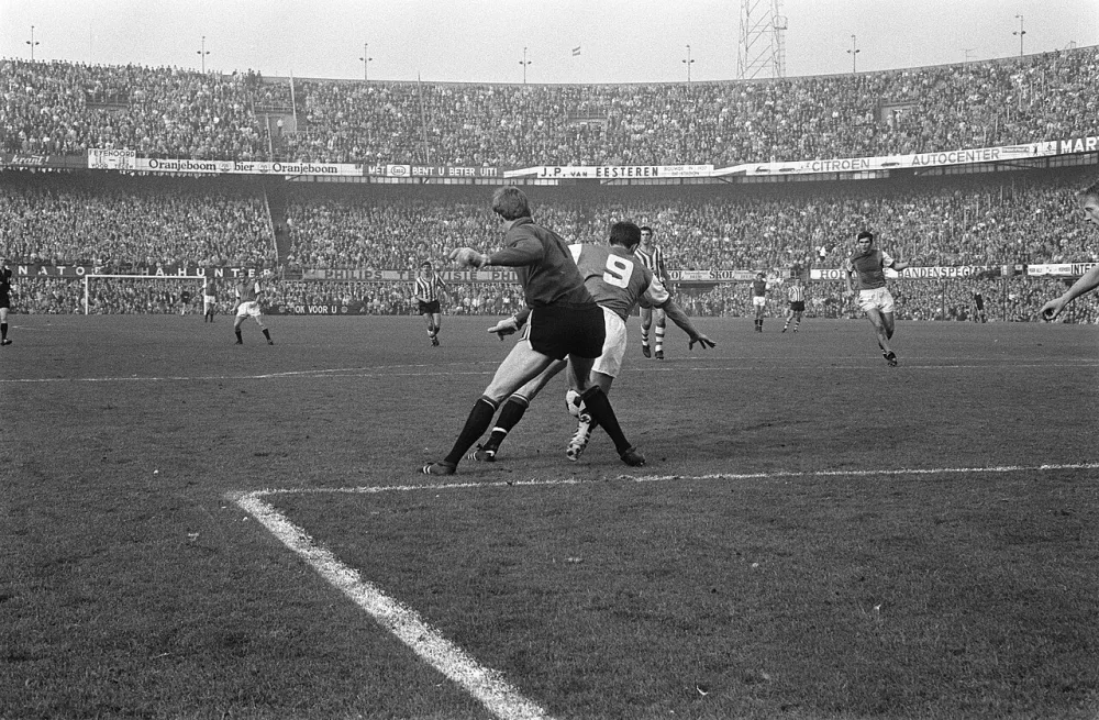Feyenoord tegen Sparta 1-1. Aanval van Kindvall op doelman Jan van Beveren (Sparta), rechts Willem van Hanegem. Foto: Eric Koch / Anefo, Nationaal Archief (CC0).