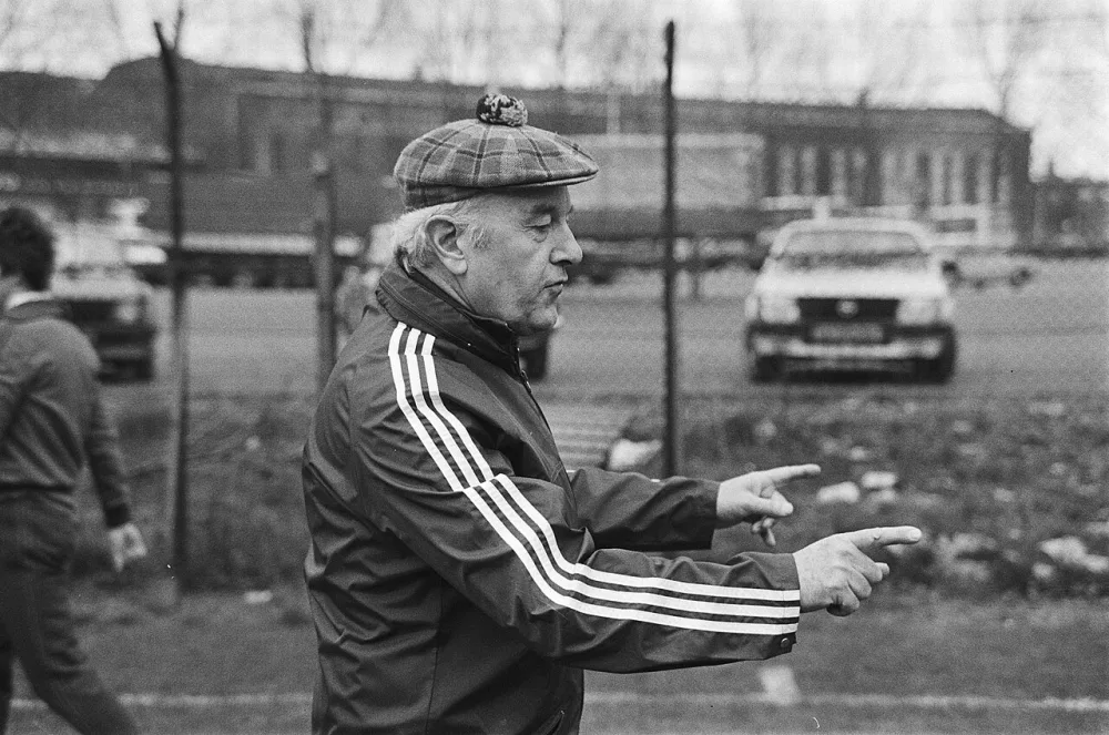 Training Feyenoord i.v.m. Europacup-II wedstrijd tegen Slavia Sofia , trainer Jezek tijdens de training. Foto: Hans van Dijk / Anefo, Nationaal Archief (CC0).
