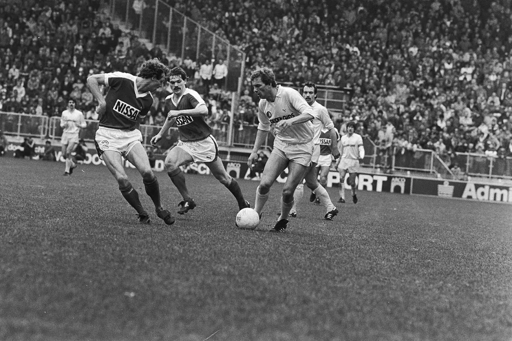 Pierre Vermeulen (r) van Feyenoord in duel met Gerard Tervoort (l) en Jan Wouters (midden). Foto: Rob Bogaerts / Anefo, Nationaal Archief (CC0).