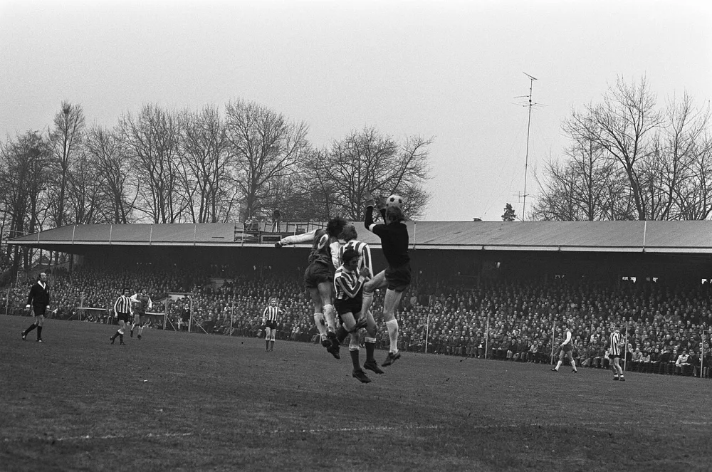 PSV tegen Feyenoord 0-1, doelpunt van Feyenoord. Foto: Bert Verhoeff / Anefo, Nationaal Archief (CC0).