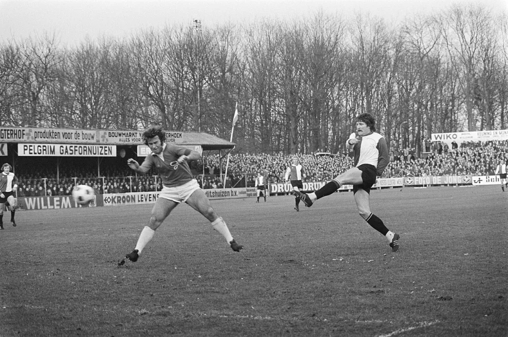 De Graafschap tegen Feijenoord 0-1; Kreuz scoort langs Koenders. Foto: Bert Verhoeff / Anefo, Nationaal Archief (CC0).