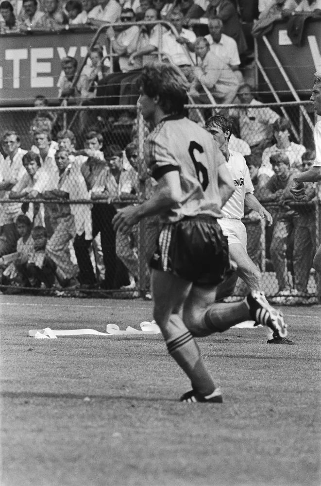 voetbal, wedstrijden, spelmomenten. Foto: Marcel Antonisse / Anefo, Nationaal Archief (CC0).