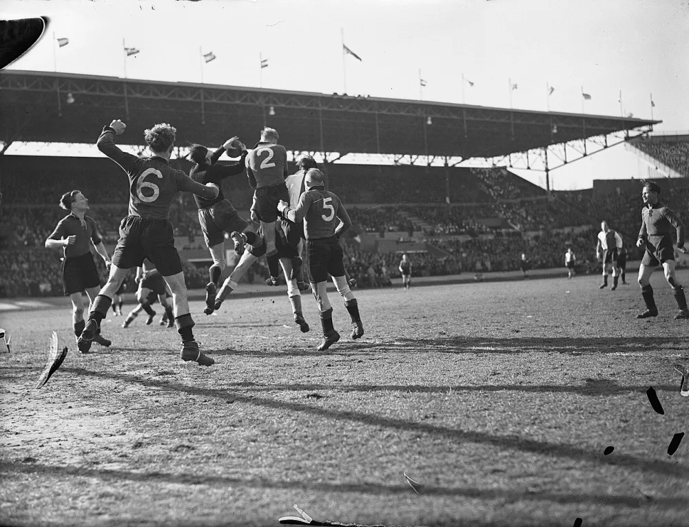 EDO tegen Feyenoord 2-1. keeper Wille van EDO in moeilijkheden. Foto: J.D. Noske / Anefo, Nationaal Archief (CC0).
