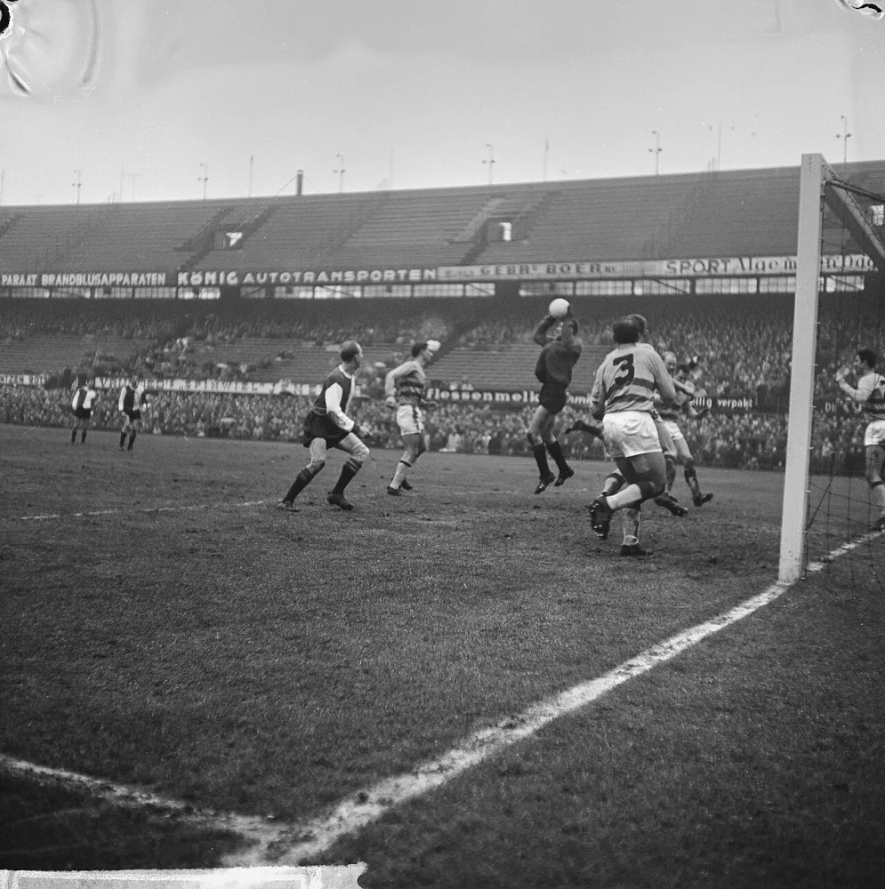 Feyenoord tegen Go Ahead 1-1, keeper Van Zoghel belaagd door Henk Groot. Foto: Jan Voets / Anefo, Nationaal Archief (CC0).