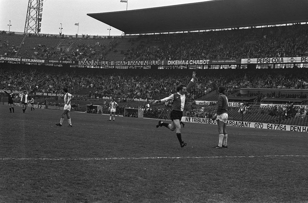Feyenoord tegen Den Haag 2-0, De Zoete (l) heeft in eigen doel geschoten. Foto: Bert Verhoeff / Anefo, Nationaal Archief (CC0).