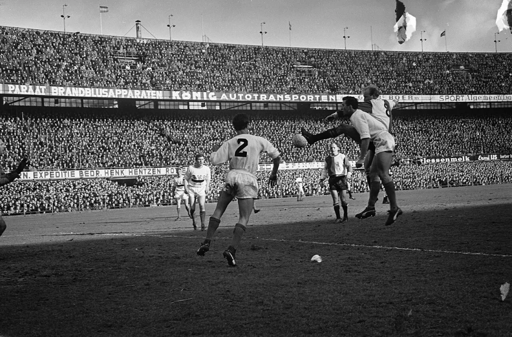 Feyenoord tegen DWS 3-1, Daan Schrijvers in duel met Piet Kruiver. Foto: Eric Koch / Anefo, Nationaal Archief (CC0).