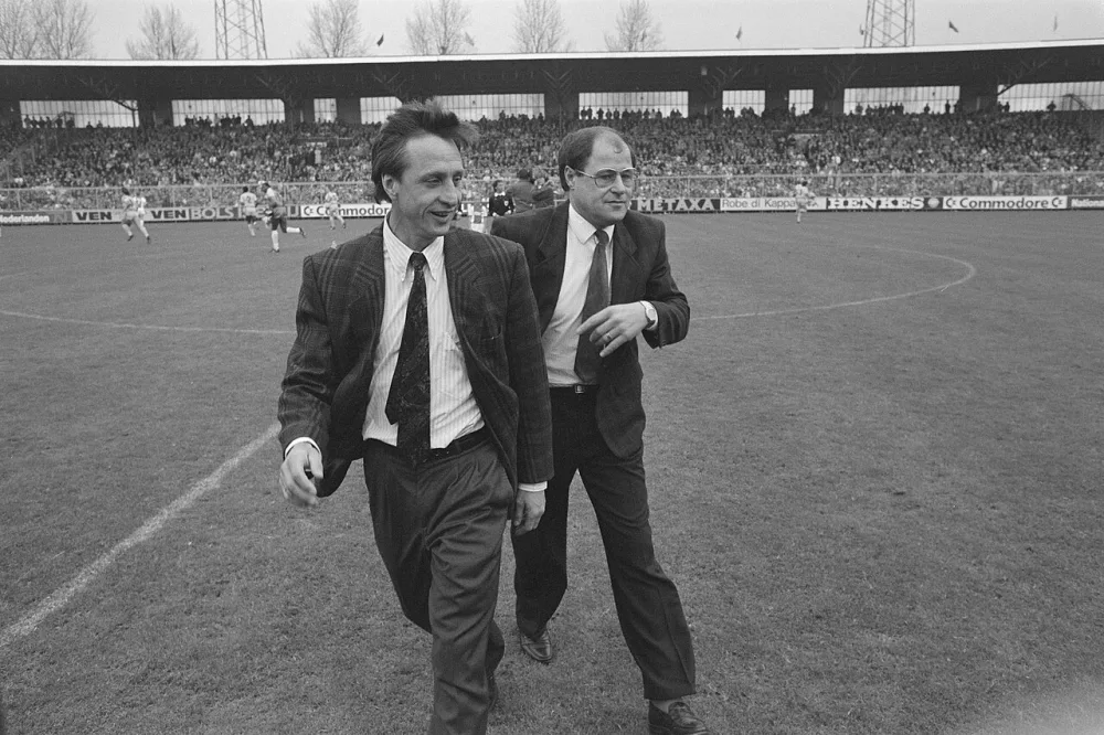 Ajax tegen Feyenoord; trainer Johan Cruijff (l) en Rinus Israel. Foto: Bart Molendijk / Anefo, Nationaal Archief (CC0).