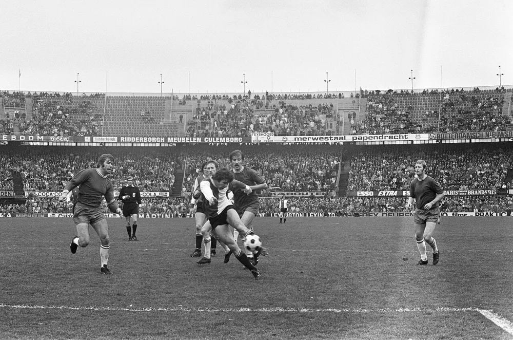 Feyenoord tegen Sparta 3-3, Heijerman (midden) scoort 3-3. Foto: Rob Mieremet / Anefo, Nationaal Archief (CC0).