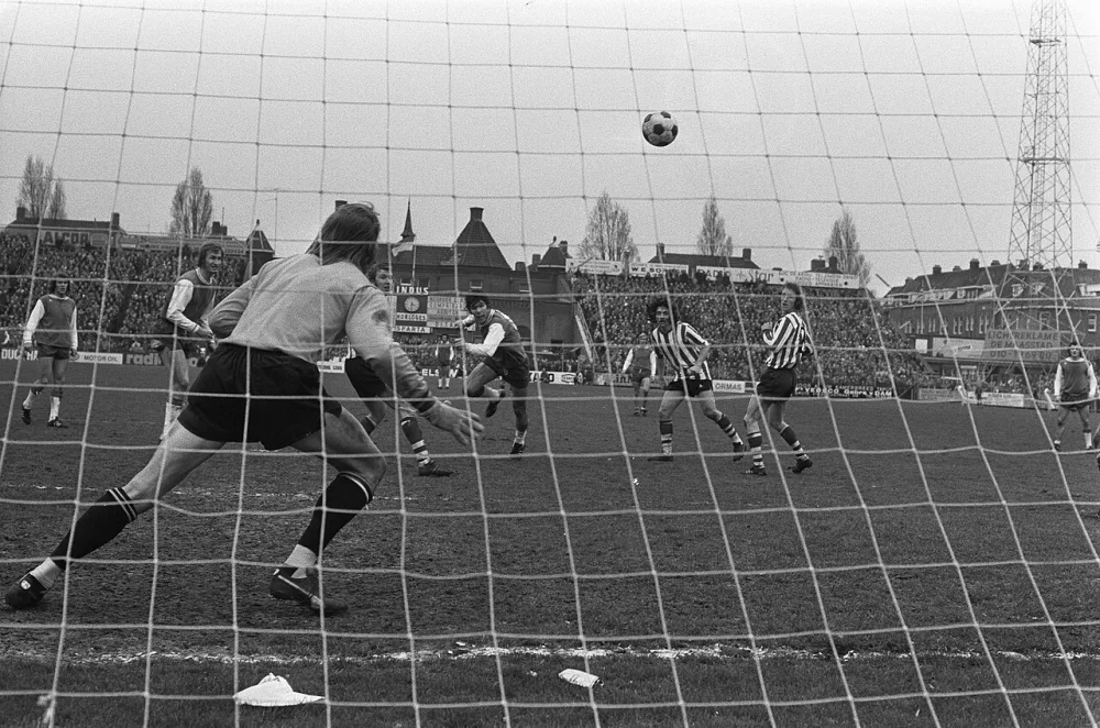 Sparta tegen Feyenoord 1-3, Van Hanegem scoort, Doesburg links, Kreuz midden. Foto: fotograaf onbekend / Anefo, Nationaal Archief (CC0).
