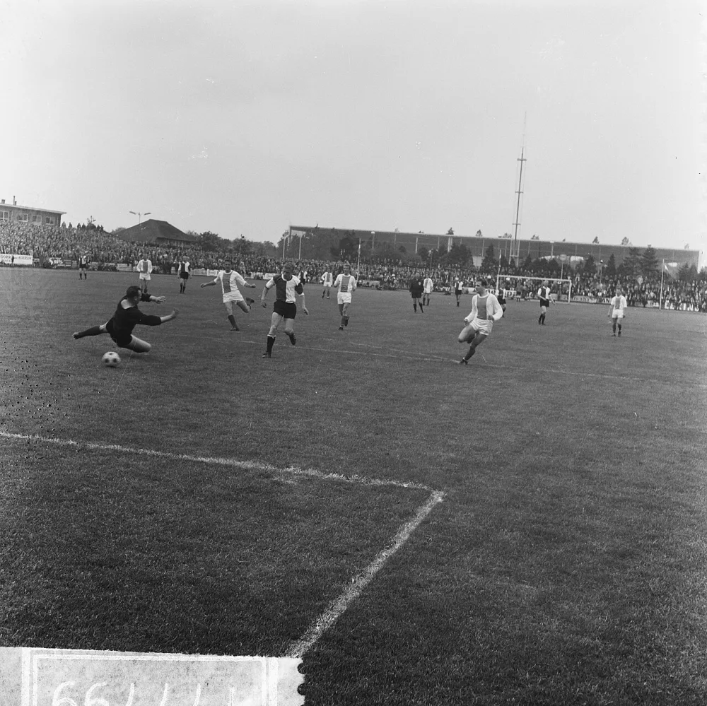 Hilversum tegen Feyenoord, Hans Venneker scoort voor Feyenoord. Foto: Jan Voets / Anefo, Nationaal Archief (CC0).
