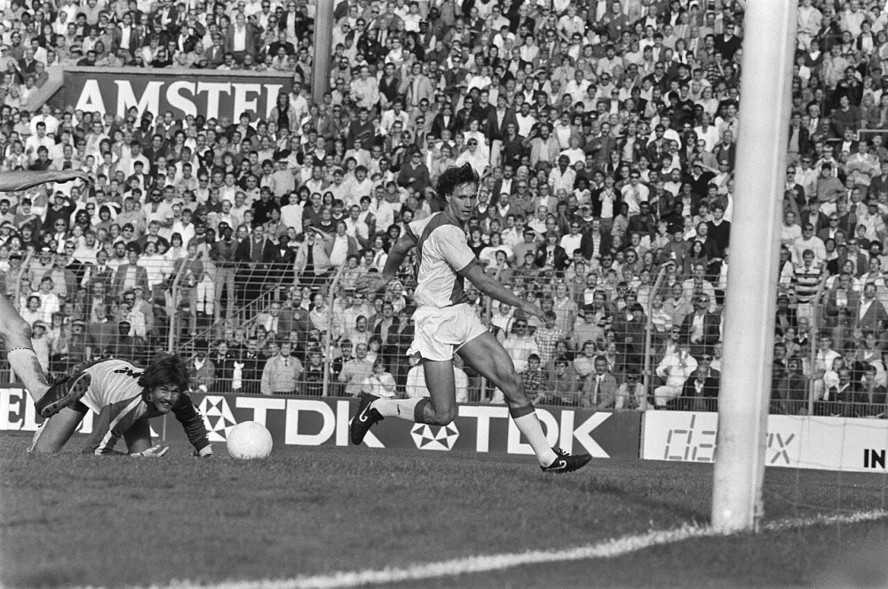 Ajax tegen Feyenoord 1-2; Van Basten heeft doelman Hiele (l) gepasseerd, 13 Van Basten grijpt naar zijn hoofd na de gemist kans. Foto: Rob Bogaerts / Anefo, Nationaal Archief (CC0).