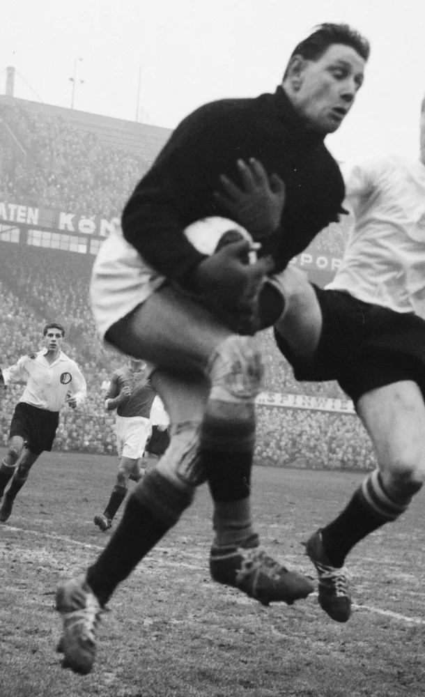 Feyenoord tegen ADO 0-1, duel tussen Meyers (Feyenoord) en Kok (ADO). Foto: Herbert Behrens / Anefo, Nationaal Archief (CC0).