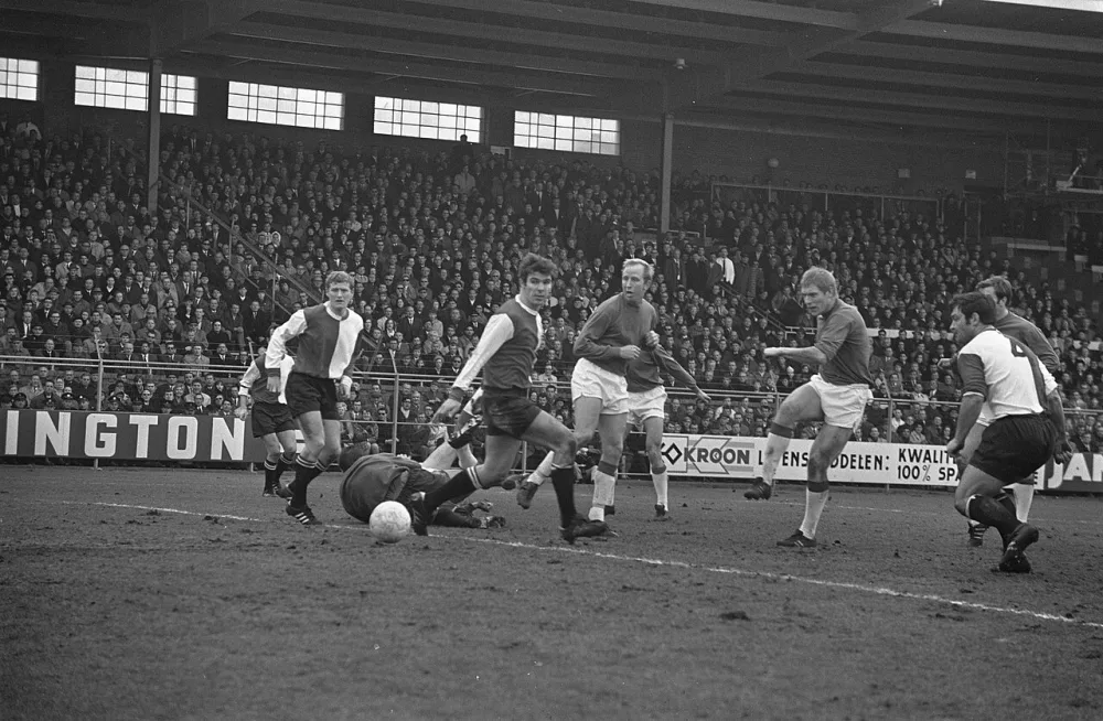 Ajax tegen Feijenoord 1-2 (bekercompetitie) Tonny Bronk scoort. Foto: Jac. de Nijs / Anefo, Nationaal Archief (CC0).